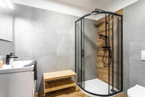 una ducha con puerta de cristal en un baño en Apartmány Quattro, en Loucná pod Klínovcem 45 fotos más