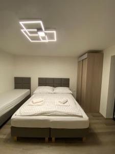 Postel nebo postele na pokoji v ubytování Apartmány Krymlov