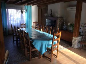 a dining room with a blue table and chairs at Gite Campagne-Bergues in Socx