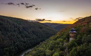 un faro in mezzo a una valle con un fiume di Harka Vendégház a Nekézseny