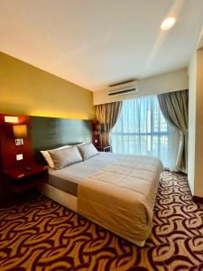 a hotel room with a bed and a large window at FAINA Homestay SCSP Minggarden Resident Kota Kinabalu in Kota Kinabalu