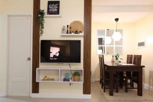 TV a/nebo společenská místnost v ubytování Skyline Home Antipolo