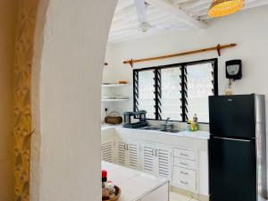 Cucina o angolo cottura di Hera Hostel Diani