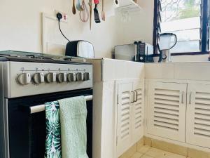 Cucina o angolo cottura di Hera Hostel Diani