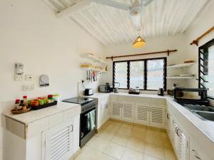 Kuchyň nebo kuchyňský kout v ubytování Hera Hostel Diani