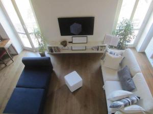Televízia a/alebo spoločenská miestnosť v ubytovaní Over The Tiber Loft
