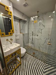 Un baño de 16th floor 5 fotos más