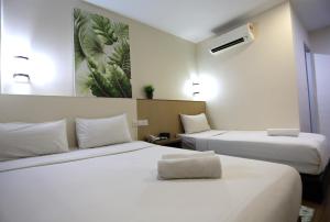 Postel nebo postele na pokoji v ubytování ECO Hotel at BBCC