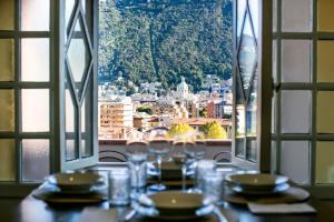 O vedere generală la munți sau o vedere la munte luată de la acest apartament