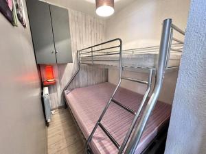 a bunk bed room with two bunk beds in it at Résidence Neige Et Soleil - T3 PROCHE DU CENTRE STATION MAE-8421 in Vars