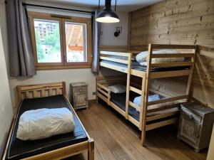 ヴェノスクにあるLa Residence - Appartement La Résidence MAE-9441の二段ベッドが2つと窓のある部屋