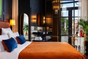 Postel nebo postele na pokoji v ubytování Zorba&Bond Boutique Hotel