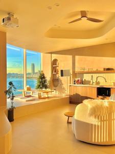 ein großes Wohnzimmer mit Meerblick in der Unterkunft Gwangan Awesome in Busan