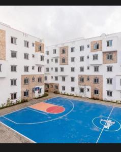 um campo de basquetebol em frente a um edifício em Giana’s stays with pool em Mombaça mais 23 fotografias