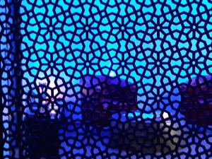 een close-up van een blauw scherm met een tijger bij LE Prana in Rozérieulles +1 foto