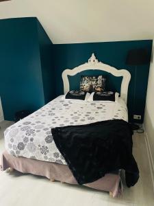 Łóżko lub łóżka w pokoju w obiekcie LA DEMEURE DU CERF - gîte de charme privatif en Sologne 6P avec Jacuzzi et piscine chauffée - Lamotte Beuvron Zoo de Beauval Center parcs