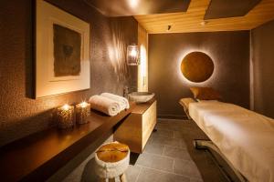 Postel nebo postele na pokoji v ubytování Hotel Piz Buin Klosters