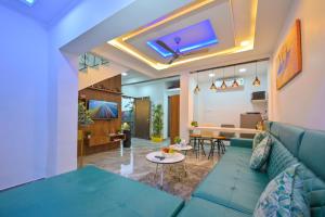 Posezení v ubytování HashTag Villa 2BHK in Lonavala
