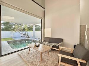 a living room with a couch and a table at Maerim Peaceful in Ban Pa Muang