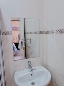 Bilik mandi di La Bronze Guest Lodge