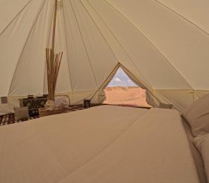 The One - Sunset private Tent camp客房内的一张或多张床位