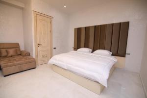 Louvre Luxury Collection Hotel客房内的一张或多张床位