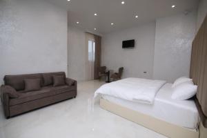 Louvre Luxury Collection Hotel客房内的一张或多张床位