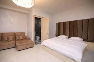 Louvre Luxury Collection Hotel客房内的一张或多张床位