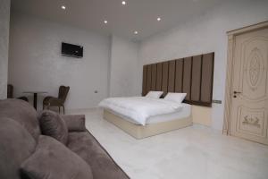Louvre Luxury Collection Hotel客房内的一张或多张床位