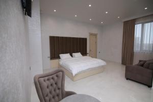 Louvre Luxury Collection Hotel客房内的一张或多张床位