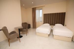 Louvre Luxury Collection Hotel客房内的一张或多张床位