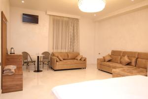 Louvre Luxury Collection Hotel的休息区