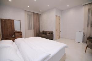 Louvre Luxury Collection Hotel客房内的一张或多张床位