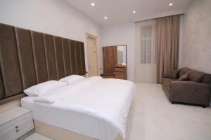 Louvre Luxury Collection Hotel客房内的一张或多张床位