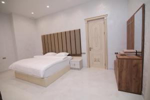 Louvre Luxury Collection Hotel客房内的一张或多张床位