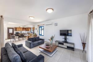 TV a/nebo společenská místnost v ubytování Diana Seaside Villas