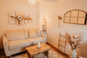 a living room with a couch and a table at JASTA Homes Mosel, zentral, Netflix, Waschmaschine, Terrasse, Privateingang, Erdgeschoss, ältester Weinort Deutschlands in Neumagen-Dhron