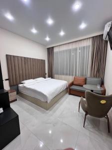 Postel nebo postele na pokoji v ubytování Louvre Luxury Collection Hotel + 37 fotografií