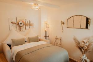a bedroom with a bed in a room at JASTA Homes Mosel, zentral, Netflix, Waschmaschine, Terrasse, Privateingang, Erdgeschoss, ältester Weinort Deutschlands in Neumagen-Dhron