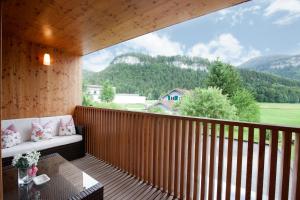 einen Balkon mit Bergblick in der Unterkunft Appartement Isabella in Bezau