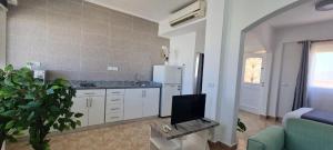 Μια τηλεόραση ή/και κέντρο ψυχαγωγίας στο Beautiful Apartment in Egyptian Experience Resort