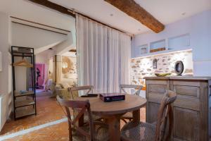 Una cocina y un comedor con mesa y sillas. en incroyable love room jacuzzi ,Hammam,cinema, en Le Beausset
