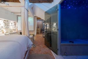 1 dormitorio con 1 cama y puerta de cristal grande en incroyable love room jacuzzi ,Hammam,cinema, en Le Beausset 9 fotos más
