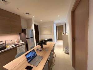 Kuchyň nebo kuchyňský kout v ubytování Shared Apartment In Dubai Hills