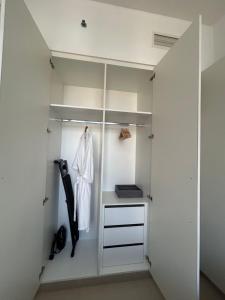 Shared Apartment In Dubai Hills客房内的一张或多张床位