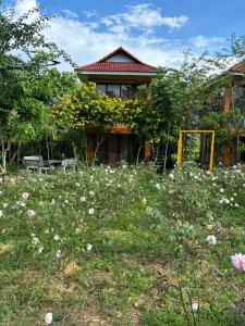 Taman di luar Love hill than Uyên