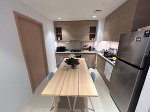 Shared Apartment In Dubai Hills的厨房或小厨房
