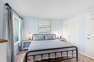 ein Schlafzimmer mit einem großen Bett mit blauen Kissen in der Unterkunft Plantation West 1149 in Gulf Highlands