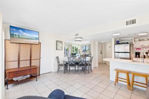 ein Esszimmer und eine Küche mit Tisch und Stühlen in der Unterkunft Plantation West 1149 in Gulf Highlands + 34 Fotos