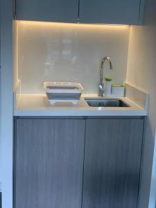 a kitchen counter with a sink and a sink at Costa Montemar Concón, acogedor depatamento in Concón